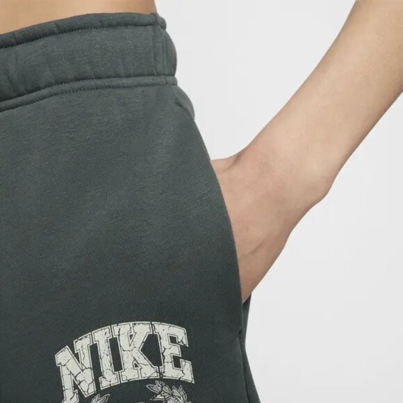 P3 Nike Sportswear Club Fleece Mid-rise Graphic Shorts Green NEW - Picture 2 of 2